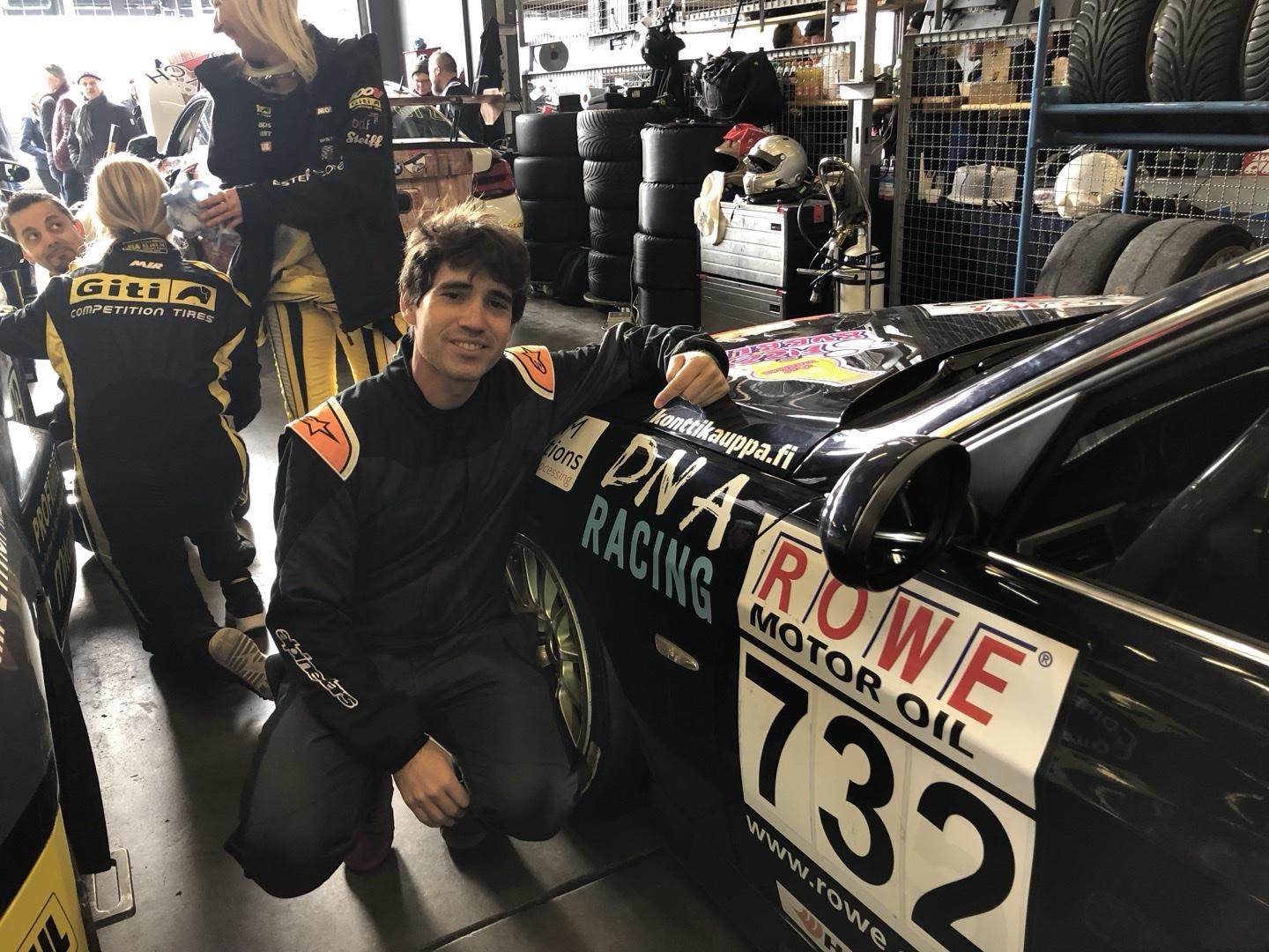 דין אפפל מייסד DNA RACING ליד רכב מרוצים 732 בפיטים בנורבורגרינג