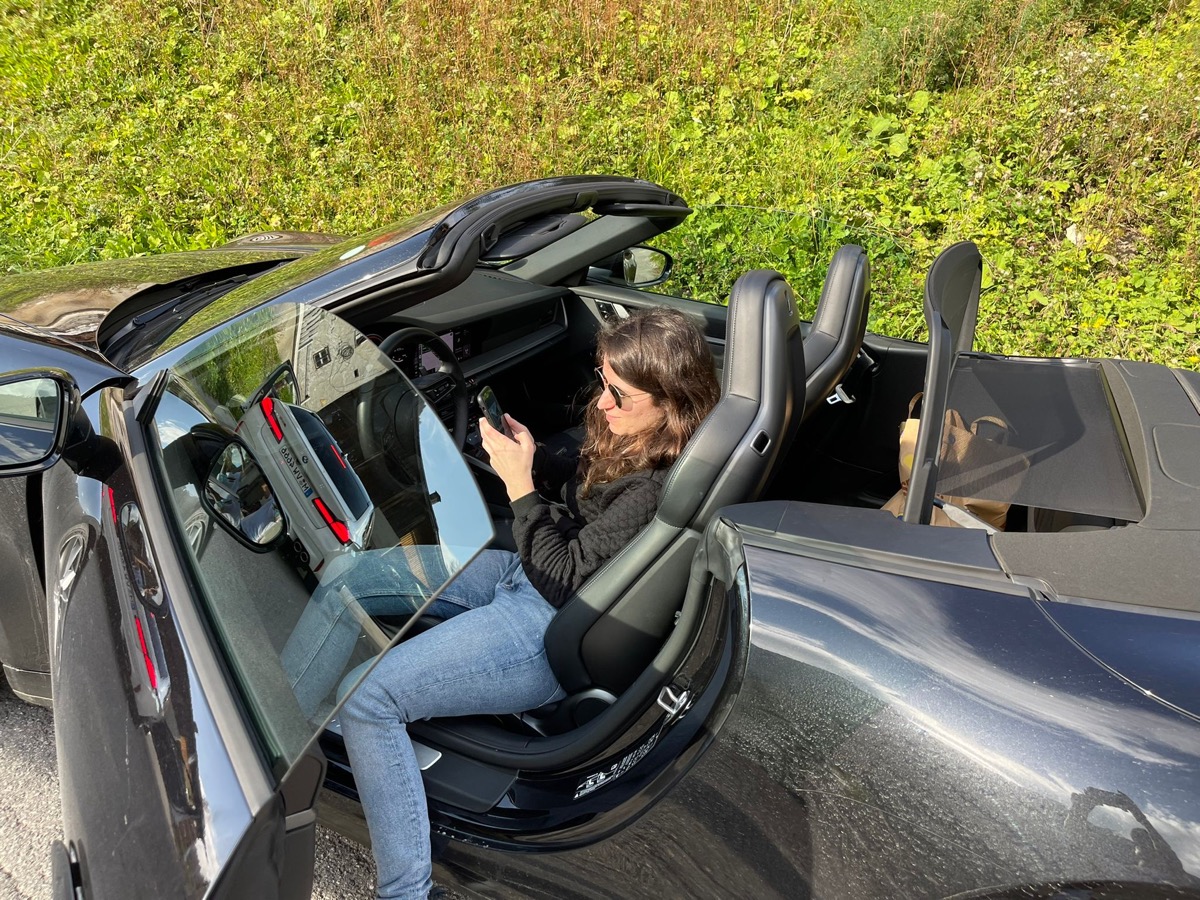 אישה ברכב ספורט קבריולט - מתנה ליום נישואין חוויית נהיגת מרוצים