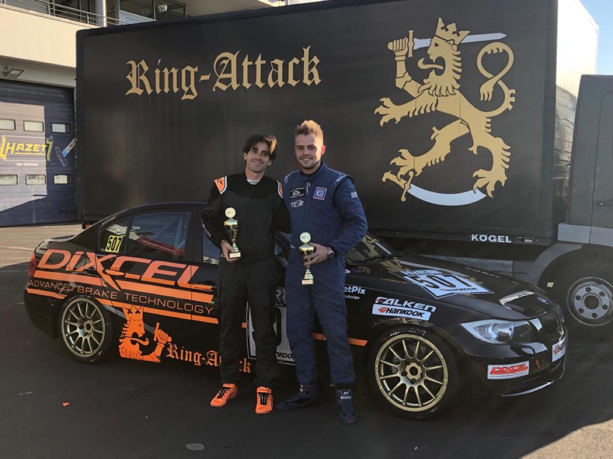 נהגי מרוצים עם גביעי ניצחון במרוץ Ring-Attack - מתנה לגבר DNA RACING