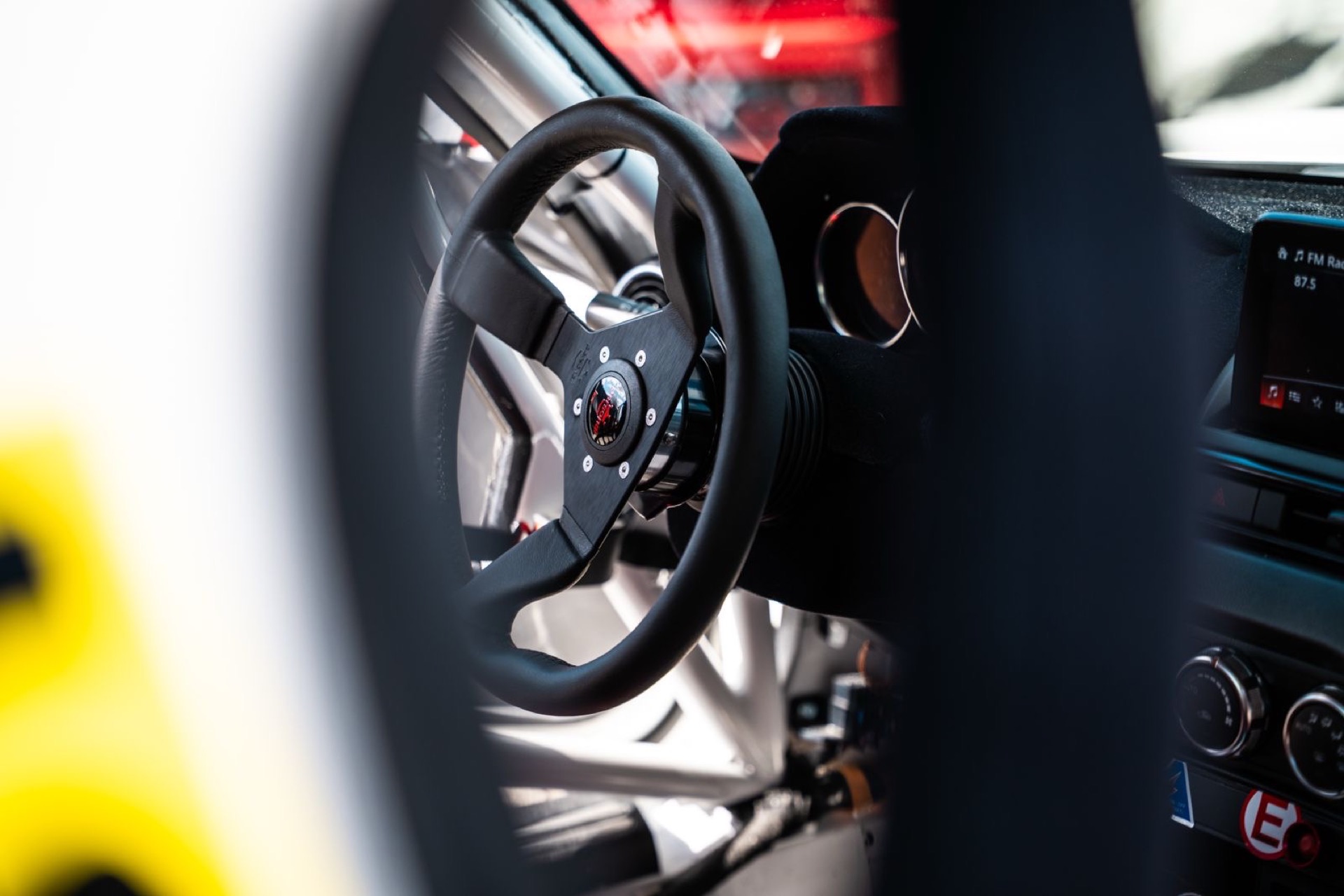 מתנה מקורית לזוג - חוויית נהיגה ספורטיבית לזוגות