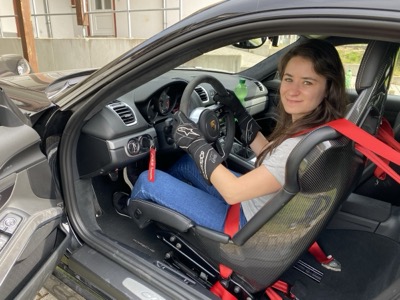אישה נוהגת ברכב מרוצים על מסלול מקצועי - נהיגת מרוצים לנשים DNA racing